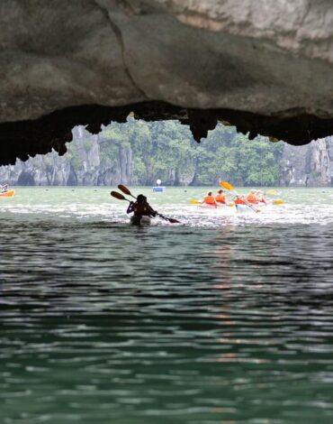 Kayaking hang luon